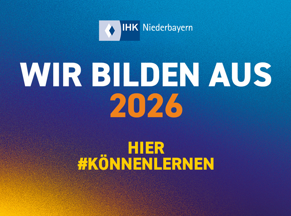 IHK Niederbayern Siegel mit Hintergrund im Farbverlauf von gelb über lila nach Blau mit weißer, oranger und gelber Schrift, dass anzeigt, dass wir 2026 ausbilden.