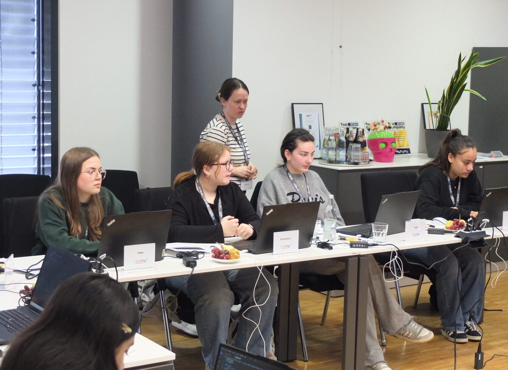 Schülerinnen beim Girls' Day 2026 bei xpecto im Büro